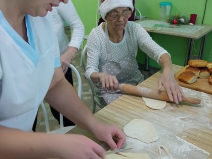 Фото дома престарелых в Новосибирске. Частный пансионат для пожилых людей в Новосибирске: Готовим еду в преддверии Нового года в нашем пансионате для пожилых (2022)