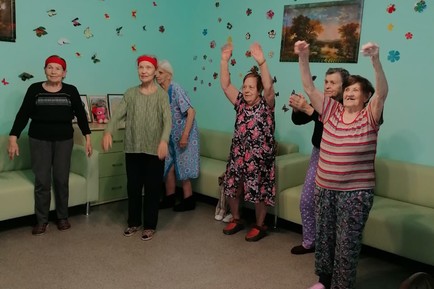 Дом престарелых Новосибирск. Частный пансионат для пожилых людей в Новосибирске: Сегодня наши бабушки и дедушки просто на высоте,они просто излучают энергию во время зарядки